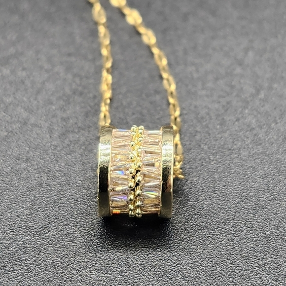 Jewelry - 🩷 3/$15 Gold Barrel Pendant Necklace NWOT